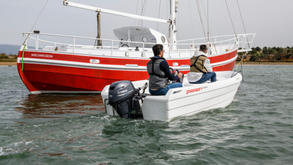 2019-Yamaha-F15-EU-Light_Grey_Metallic-Action-004-03