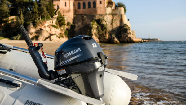 2019-Yamaha-F8-EU-Light_Grey_Metallic-Static-001-03